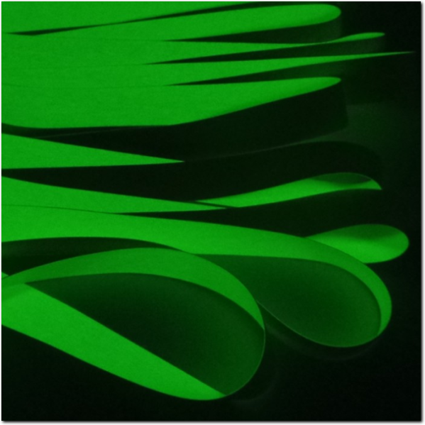 Mit Nachleuchtfarbe beschichtetes Nachleuchtband aus reissfestem Gewebe.