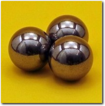 30 mm grosse Stahlkugel gehärtet, 110 Gramm. 