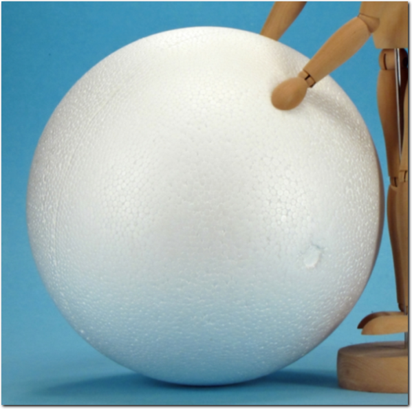 Mittlere teilbare Styroporkugel mit einem Durchmesser von 20 cm.