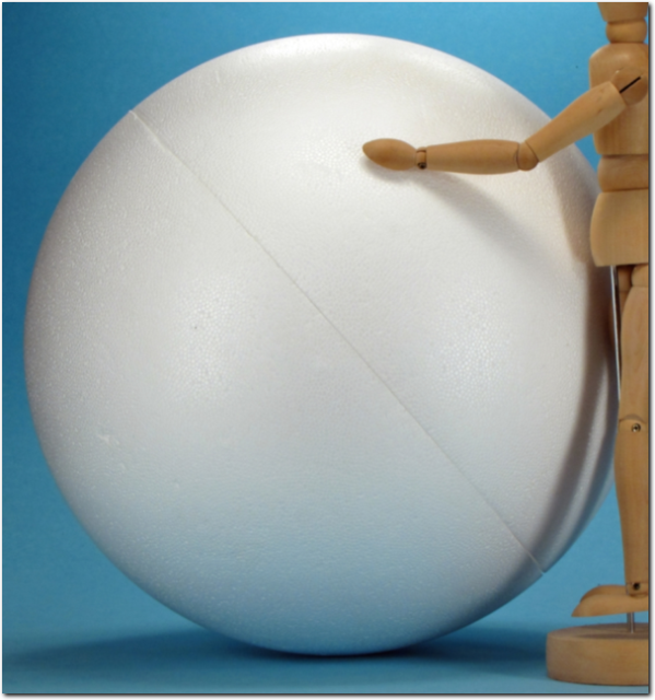 Riesen Styroporkugel teilbar mit einem Durchmesser von 30 cm.