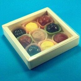 9er Pralinen Verpackung creme doppelwandig mit transparentem Deckel.