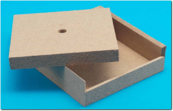 Folie ganz von der Box gelöst.