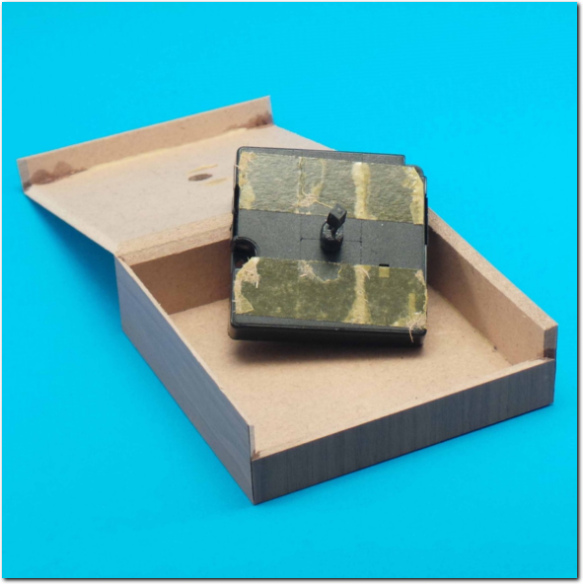 Motor von dem Deckel lösen.