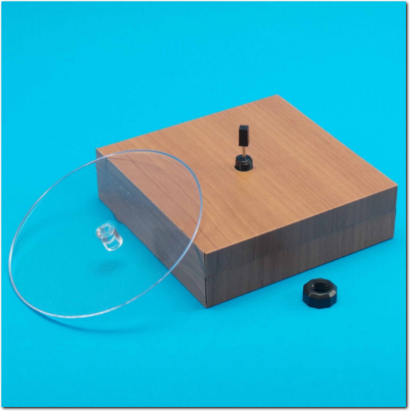 Transparenter Teller und Sicherungsschraube entfernen.