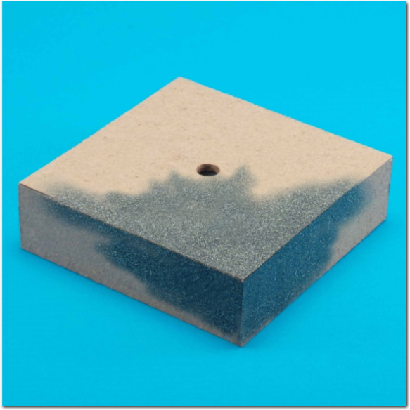 Farbe auf die Holzbox auftragen.