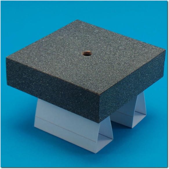 Fertige individuell bemalte Holzbox.