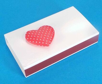 Zündholzschachtel mit Herz dekoriert.