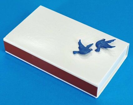 Zündholzschachtel mit aufgeklebten Tauben.
