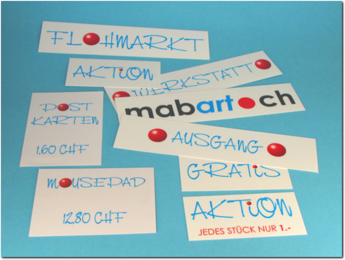 Schilder und Beschriftungen.